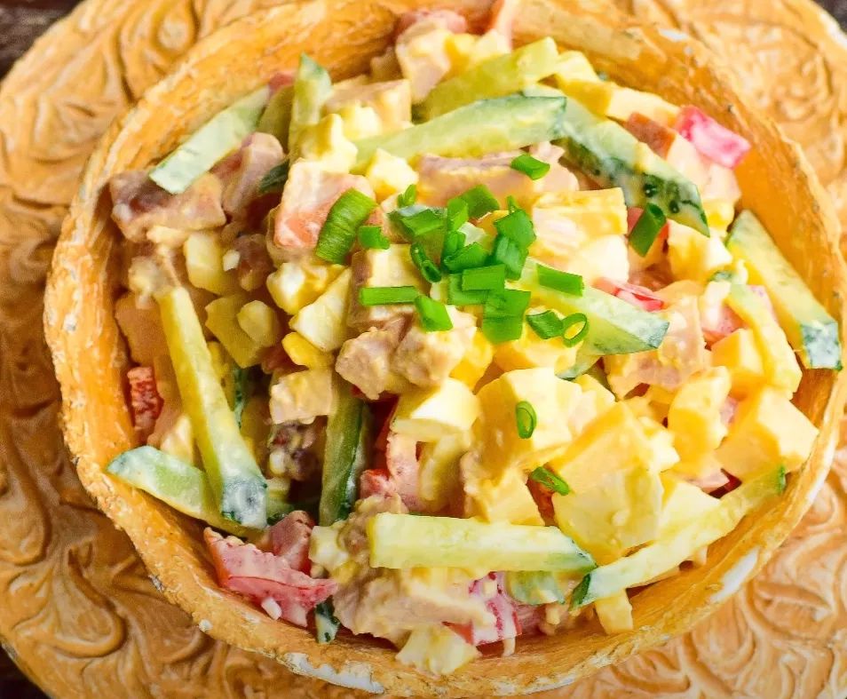 Забудьте про «Оливье»: этот салат более вкусный, сытный и оригинальный