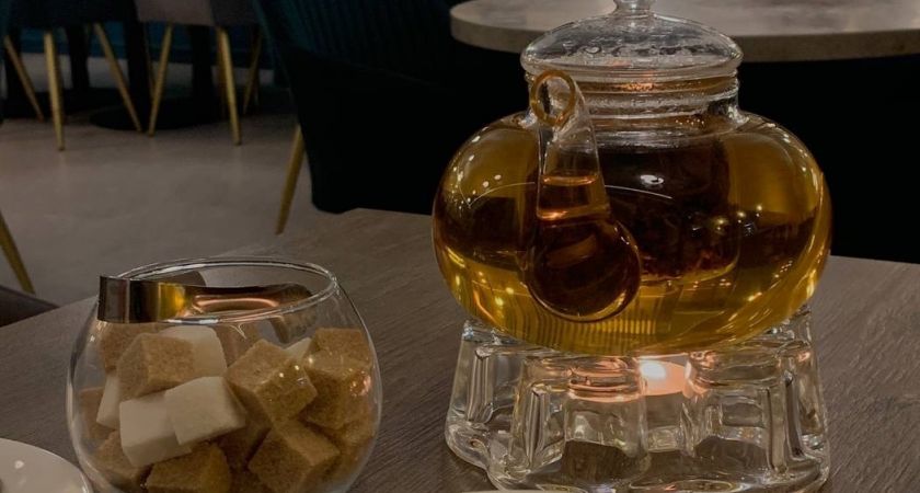 Опаснее 100 выкуренных сигарет: любимый чай россиян признали очень вредным для человека