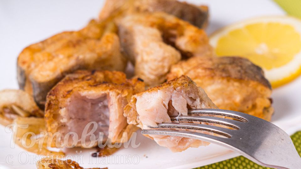 Идеальный хек: как приготовить хрустящую рыбу с луком