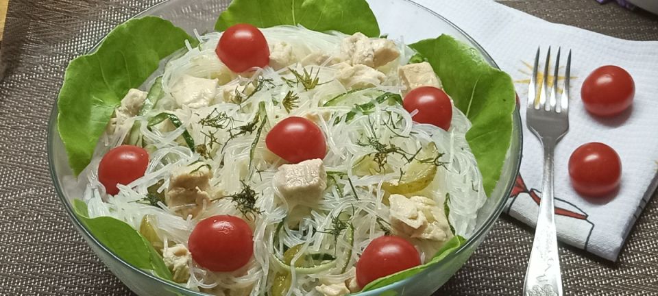 Салат с фунчозой: легкий и яркий вариант для любого стола