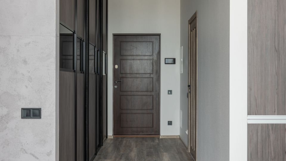 Соседская вражда: установка двери приводит к судебным разногласиям