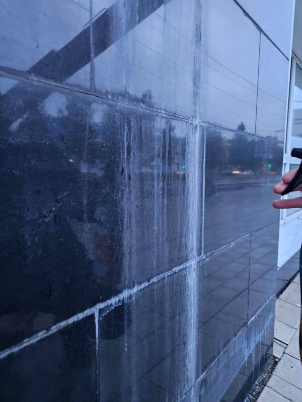 Как избавиться от неприятного белого налета на фасаде: секреты защиты вашего здания