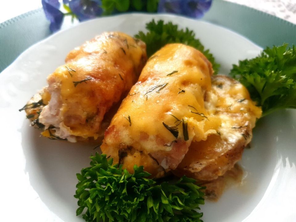 Вкусный картофель с мясными рулетиками под сырной корочкой