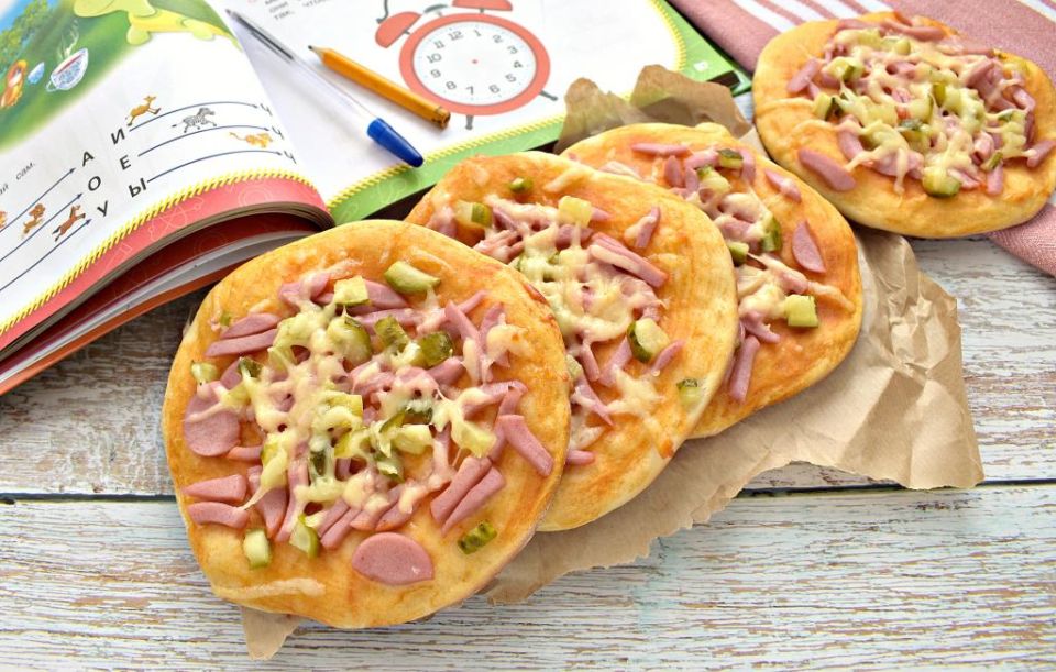 Мини-пиццы с маринованными огурцами: простая закуска для любого стола