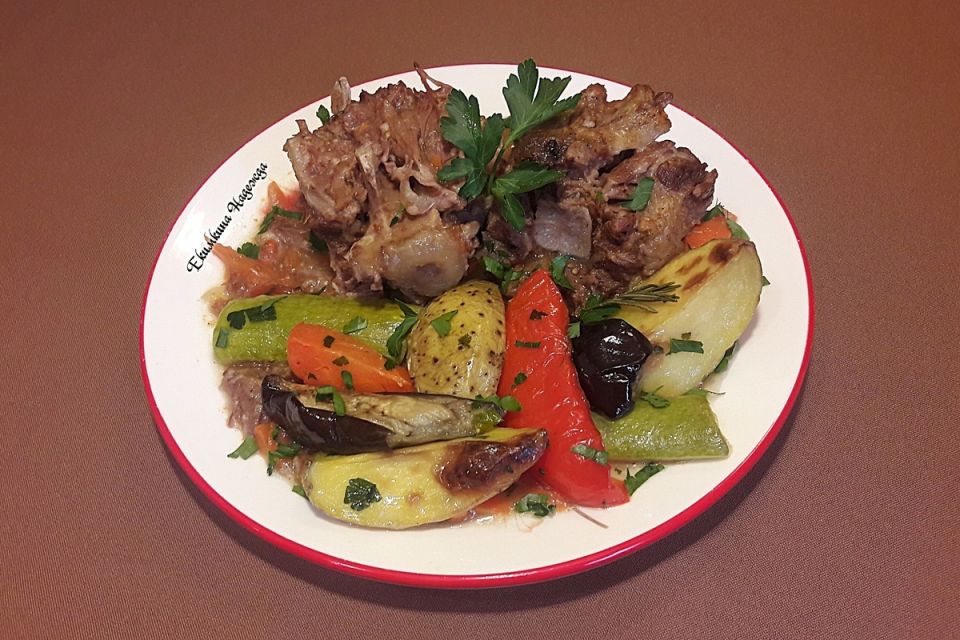 Уютное томление говяжьих хвостов: мясо тает во рту и вкус подчёркнут зеленью