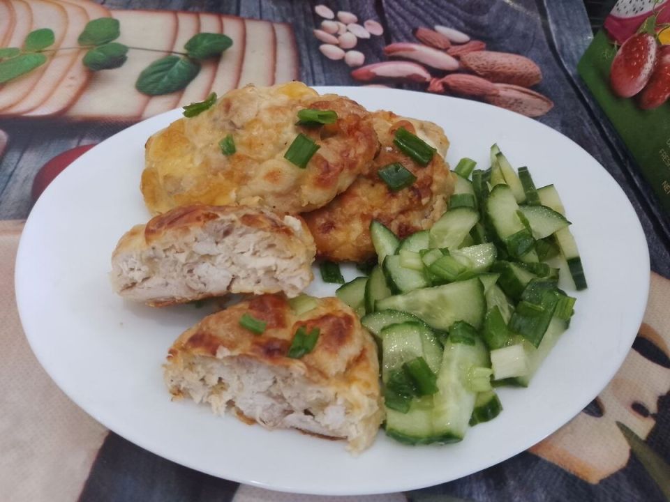 Куриные котлеты с сыром, запеченные в духовке — простой и сочный ужин