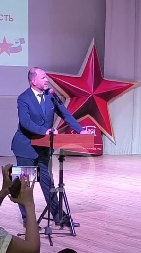 На сцене — депутат ЗСО, ветеран СВО Алексей Кошаев