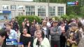В Ульяновске возле второго корпуса 52-ой средней школы прошел сход родителей учеников! Напомним, это – бывшая двадцать седьмая школа