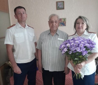 Сотрудники ульяновского следственного управления поздравили ветерана Великой Отечественной войны с 98-летием