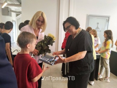 Победитель Всероссийских соревнований по русским шашкам Евгений Иващенко провел мастер-класс для министра просвещения и воспитания Натальи Семеновой и воспитанников центра «Алые паруса»