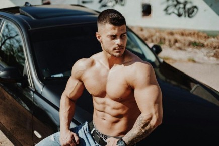   :      ,      (18+)