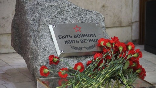 Память о подвиге. В августе этого года ульяновский политех открыл мемориальную зону, и в начале октября здесь разместили портрет Дмитрия Голубева, выпускника гуманитарного факультета — в зоне СВО он служил командиром...