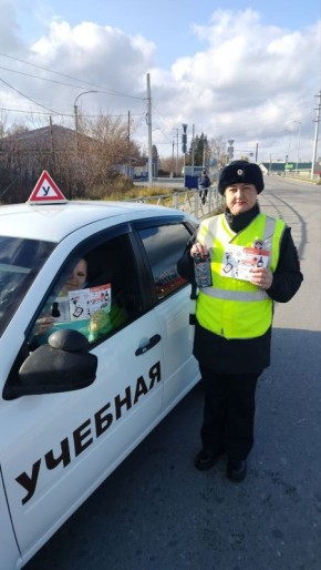Организаторы мероприятия призвали автовладельцев к безопасному поведению на дороге и неукоснительному соблюдению требований Правил дорожного движения, после чего вручали поздравительные открытки, тематические листовки и...