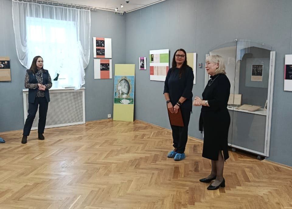 Ульяновский краеведческий музей открыл свою первую выставку в Ясной Поляне: 24 октября в Доме Волконского Музея-усадьбы Л.Н. Толстого стартовал проект «Театральная жизнь «Обыкновенной истории» Ульяновский краеведческий музей открыл свою первую выставку в Ясной Поляне: 24 октября в Доме Волконского Музея-усадьбы Л.Н. Толстого стартовал проект «Театральная жизнь «Обыкновенной истории»