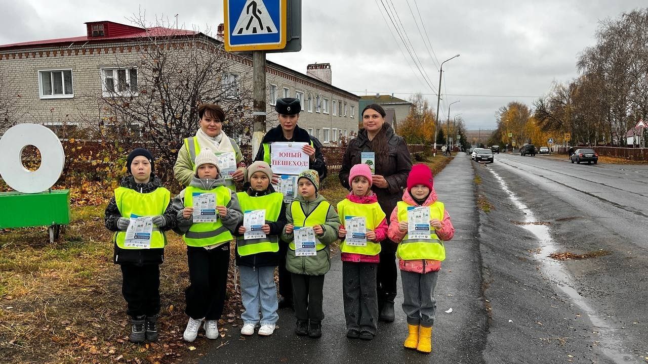 В ходе мероприятия вблизи нерегулируемых пешеходных переходов организаторы мероприятия провели профилактические беседы с несовершеннолетними участниками дорожного движения и их родителями об особенностях перехода проезжей... В ходе мероприятия вблизи нерегулируемых пешеходных переходов организаторы мероприятия провели профилактические беседы с несовершеннолетними участниками дорожного движения и их родителями об особенностях перехода проезжей...