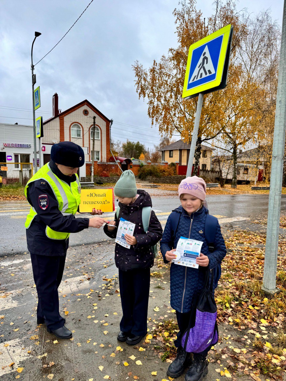 В ходе мероприятия вблизи нерегулируемых пешеходных переходов организаторы мероприятия провели профилактические беседы с несовершеннолетними участниками дорожного движения и их родителями об особенностях перехода проезжей... В ходе мероприятия вблизи нерегулируемых пешеходных переходов организаторы мероприятия провели профилактические беседы с несовершеннолетними участниками дорожного движения и их родителями об особенностях перехода проезжей...