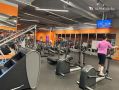 Мода на здоровье и спорт прочно вошла в нашу жизнь, но разделила мир на два лагеря: приверженцев традиционных походов в спортзал и почитателей веяния последних лет – онлайн-сеансов