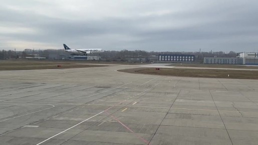 Российский среднемагистральный самолет МС-21 совершил посадку после испытательного полета на аэродроме Иркутского авиационного завода