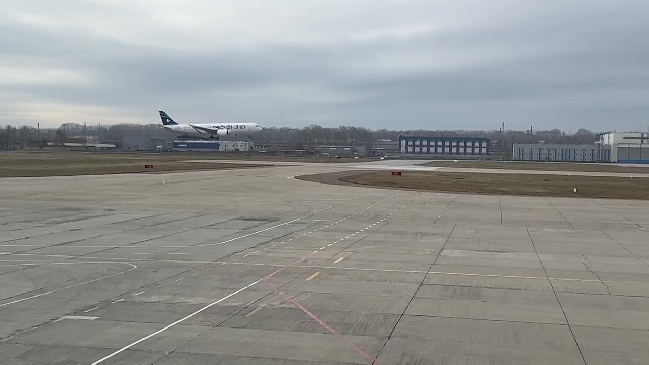 Российский среднемагистральный самолет МС-21 совершил посадку после испытательного полета на аэродроме Иркутского авиационного завода