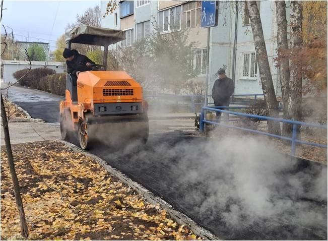 Ульяновские дорожники строят три тротуара