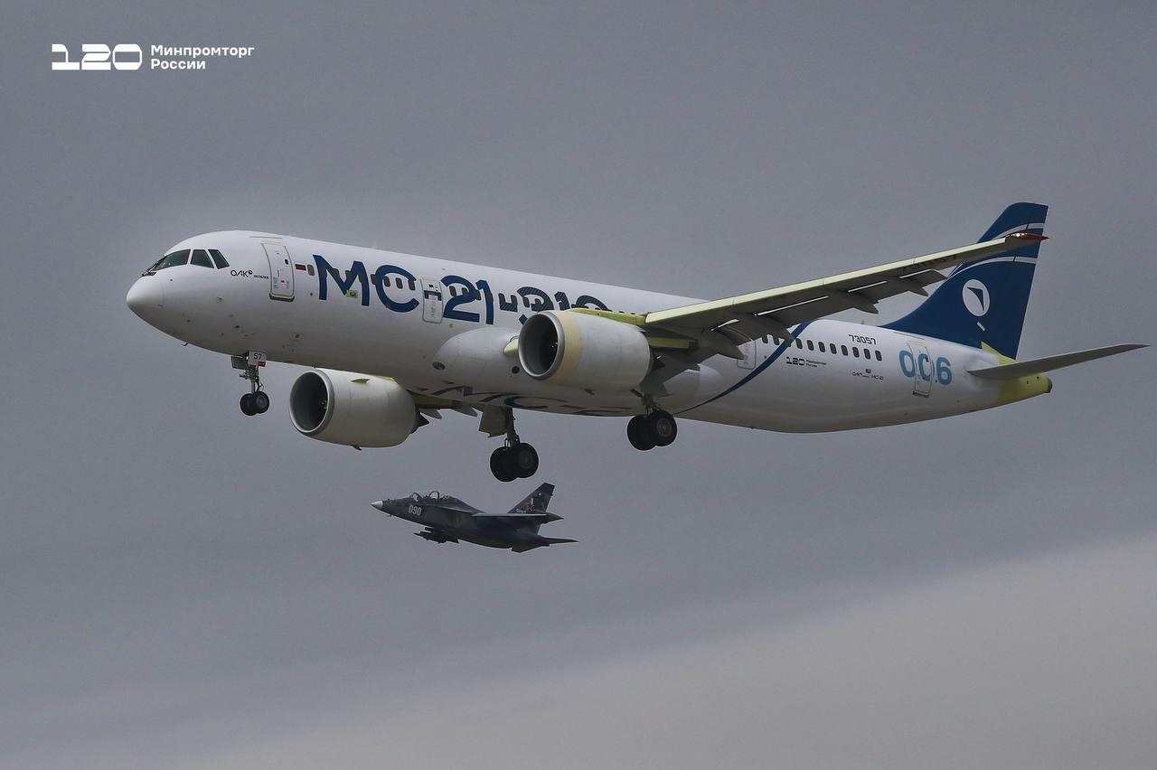 Российский среднемагистральный самолет МС-21 совершил посадку после испытательного полета на аэродроме Иркутского авиационного завода Российский среднемагистральный самолет МС-21 совершил посадку после испытательного полета на аэродроме Иркутского авиационного завода