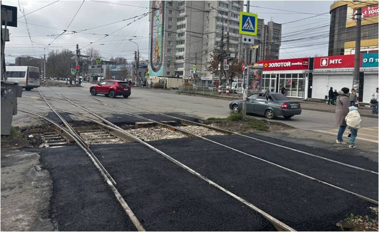 Ульяновские дорожники строят три тротуара Ульяновские дорожники строят три тротуара