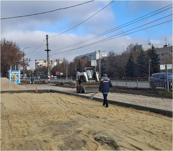 Ульяновские дорожники строят три тротуара Ульяновские дорожники строят три тротуара