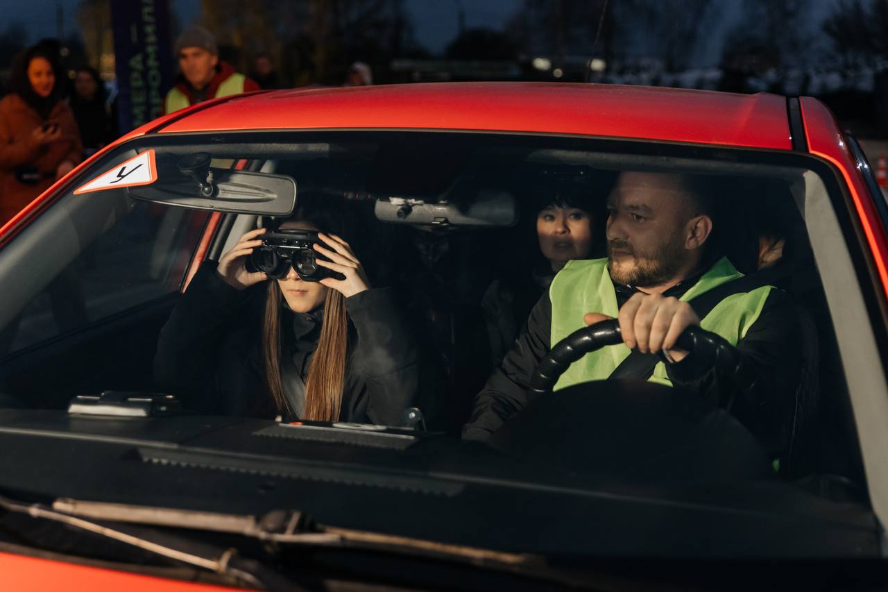 Во время эксперимента на автодроме организаторы продемонстрировали на практике курсантам автошкол невозможность точного определения длины остановочного пути автомобиля, рост длины тормозного пути в зависимости от скорости...