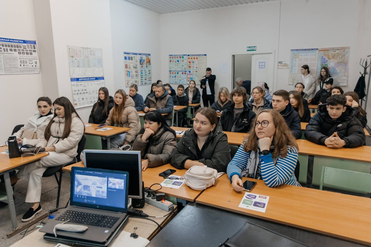 Во время эксперимента на автодроме организаторы продемонстрировали на практике курсантам автошкол невозможность точного определения длины остановочного пути автомобиля, рост длины тормозного пути в зависимости от скорости... Во время эксперимента на автодроме организаторы продемонстрировали на практике курсантам автошкол невозможность точного определения длины остановочного пути автомобиля, рост длины тормозного пути в зависимости от скорости...