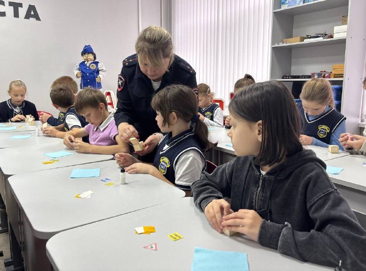 На мастер-классе ребята совместно с дорожными полицейскими при помощи ножниц и световозвращающей бумаги изготовили 3D-кубы, которые дети прикрепили к сумкам и рюкзакам На мастер-классе ребята совместно с дорожными полицейскими при помощи ножниц и световозвращающей бумаги изготовили 3D-кубы, которые дети прикрепили к сумкам и рюкзакам