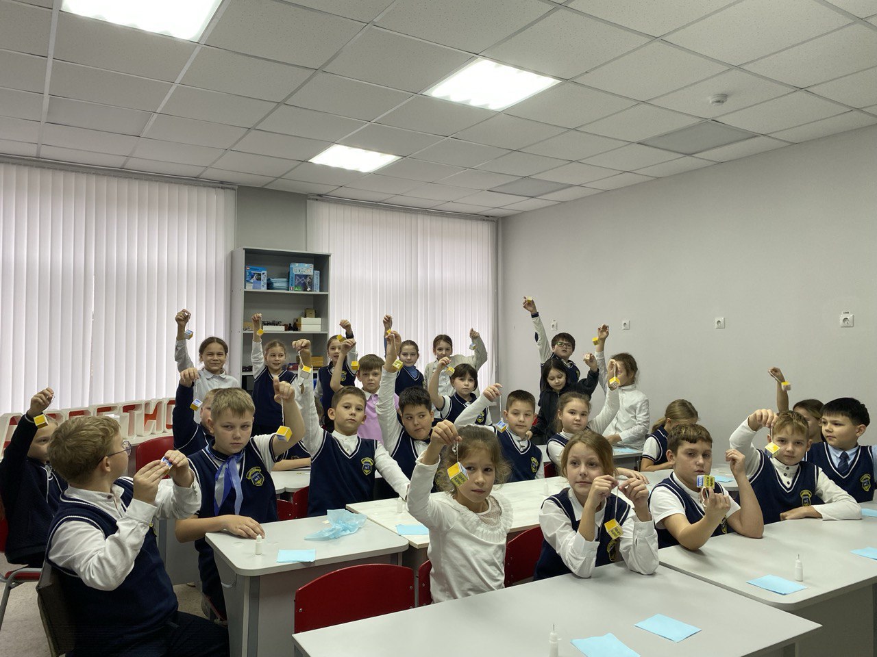 На мастер-классе ребята совместно с дорожными полицейскими при помощи ножниц и световозвращающей бумаги изготовили 3D-кубы, которые дети прикрепили к сумкам и рюкзакам На мастер-классе ребята совместно с дорожными полицейскими при помощи ножниц и световозвращающей бумаги изготовили 3D-кубы, которые дети прикрепили к сумкам и рюкзакам