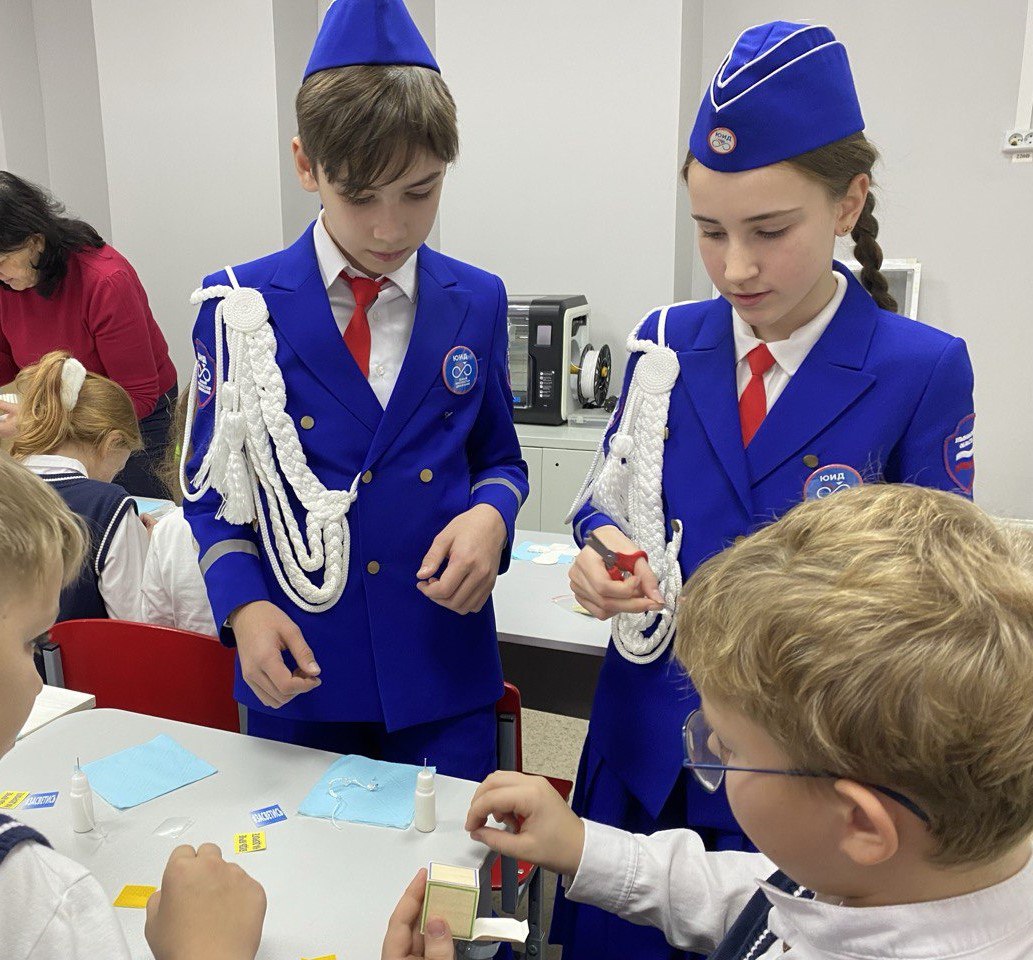 На мастер-классе ребята совместно с дорожными полицейскими при помощи ножниц и световозвращающей бумаги изготовили 3D-кубы, которые дети прикрепили к сумкам и рюкзакам