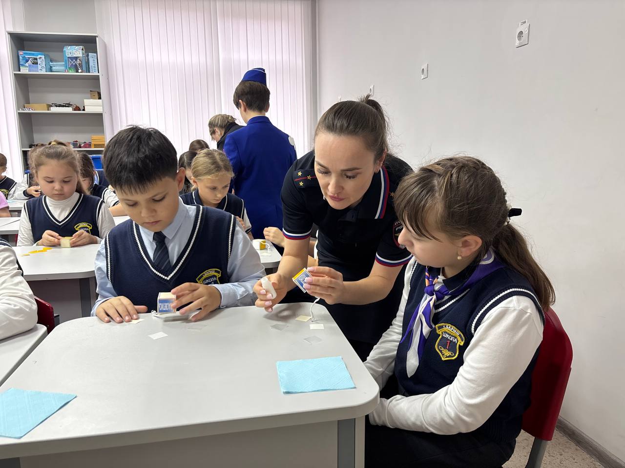 «Мастерские дорожной безопасности» по изготовлению световозвращающих элементов развернулись в Барышской школе №1 «Мастерские дорожной безопасности» по изготовлению световозвращающих элементов развернулись в Барышской школе №1