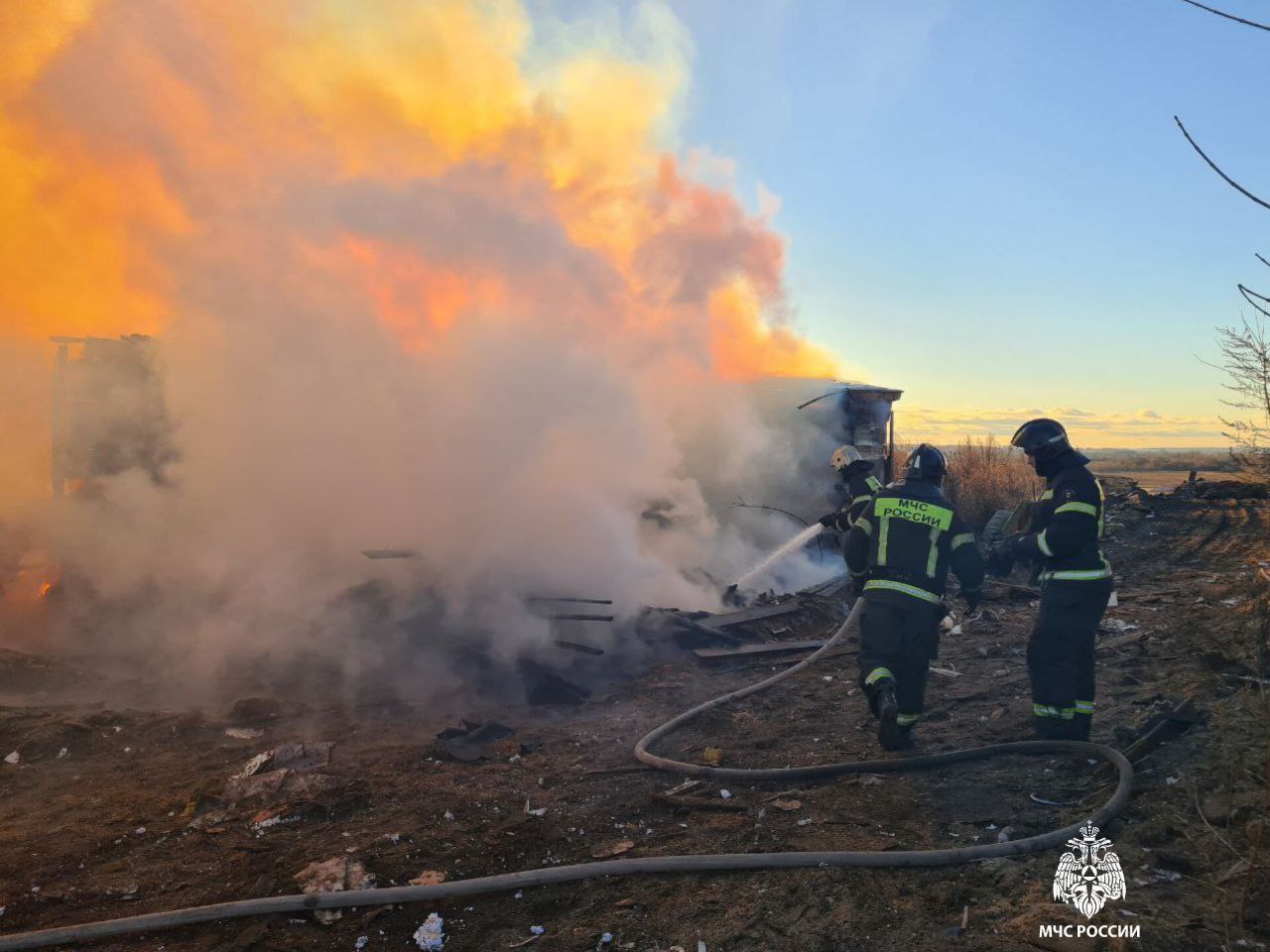 #оперативно. В Арском загорелся сарай Вызов в пожарную охрану поступил с улицы Мира #оперативно. В Арском загорелся сарай Вызов в пожарную охрану поступил с улицы Мира
