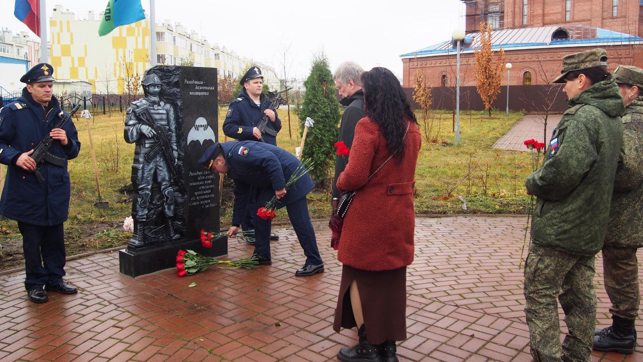 Сегодня, 1 ноября, в парке Маргелова состоялось особенное событие — открытие памятника разведчикам и десантникам 104-й гвардейской десантно-штурмовой дивизии Сегодня, 1 ноября, в парке Маргелова состоялось особенное событие — открытие памятника разведчикам и десантникам 104-й гвардейской десантно-штурмовой дивизии