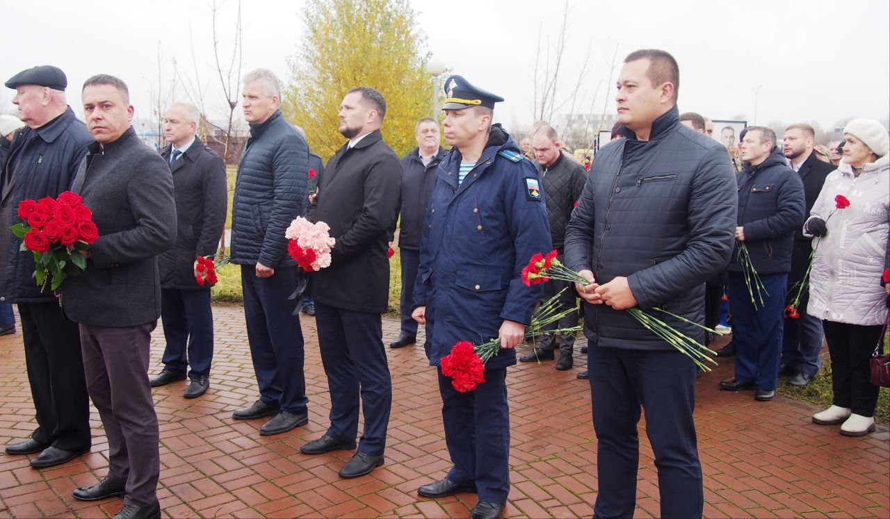 Сегодня, 1 ноября, в парке Маргелова состоялось особенное событие — открытие памятника разведчикам и десантникам 104-й гвардейской десантно-штурмовой дивизии Сегодня, 1 ноября, в парке Маргелова состоялось особенное событие — открытие памятника разведчикам и десантникам 104-й гвардейской десантно-штурмовой дивизии