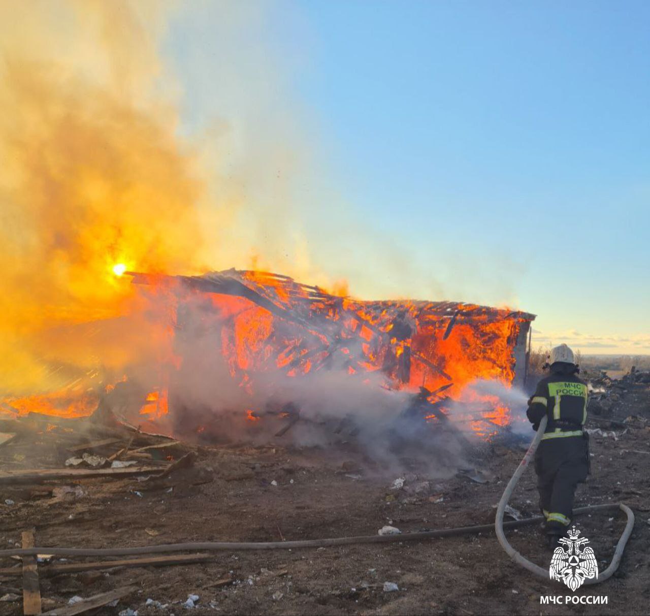 #оперативно. В Арском загорелся сарай Вызов в пожарную охрану поступил с улицы Мира