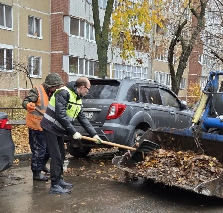 Ульяновские дорожники подметают улицы и очищают остановки Ульяновские дорожники подметают улицы и очищают остановки