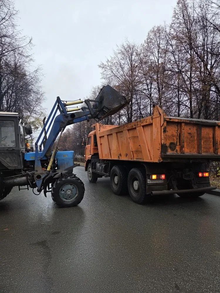 Ульяновские дорожники подметают улицы и очищают остановки