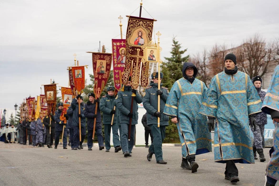 Сотрудники регионального МЧС приняли участие в крестном ходе и молебне Сотрудники регионального МЧС приняли участие в крестном ходе и молебне