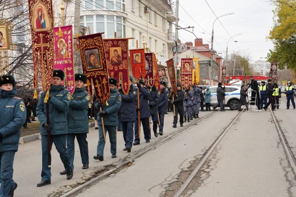 Сотрудники регионального МЧС приняли участие в крестном ходе и молебне Сотрудники регионального МЧС приняли участие в крестном ходе и молебне