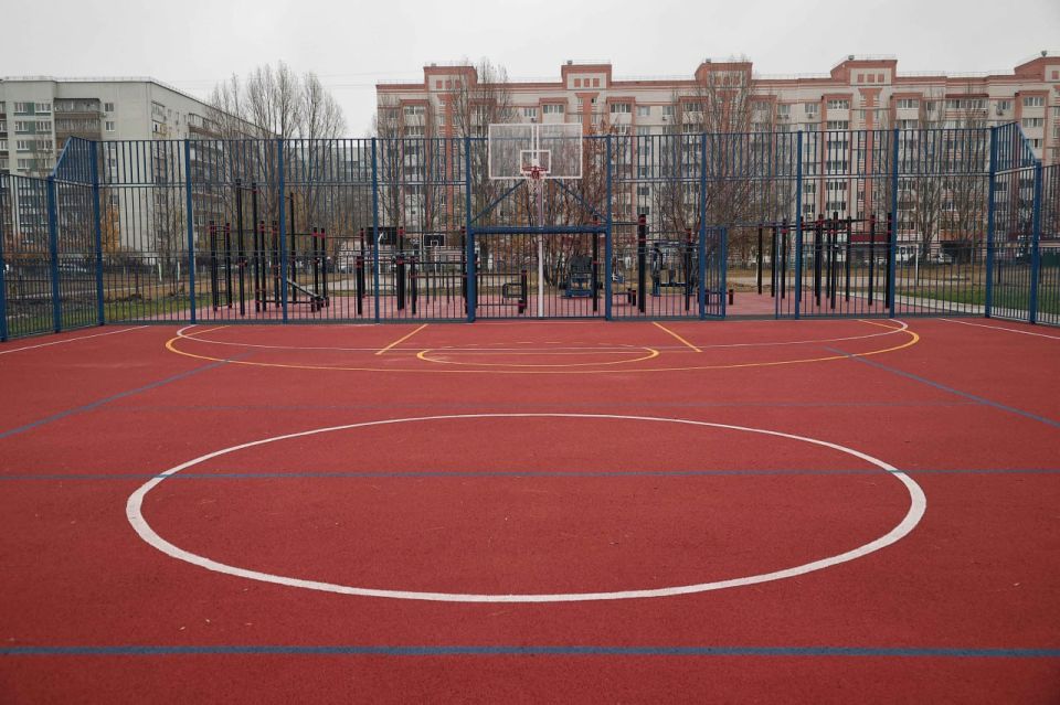 Алексей Русских осмотрел новую спортивную площадку в Заволжском районе Алексей Русских осмотрел новую спортивную площадку в Заволжском районе