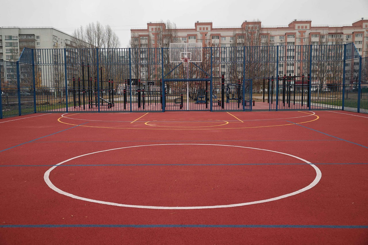 Алексей Русских осмотрел новую спортивную площадку в Заволжском районе Алексей Русских осмотрел новую спортивную площадку в Заволжском районе