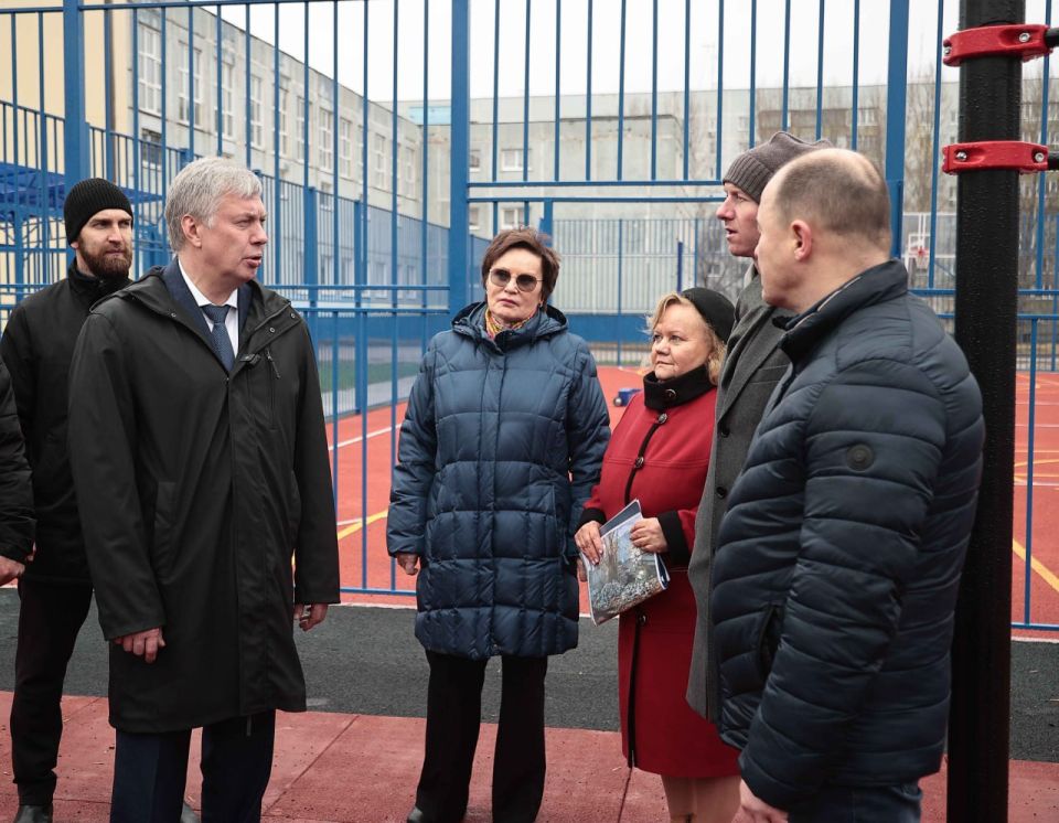 Алексей Русских осмотрел новую спортивную площадку в Заволжском районе Алексей Русских осмотрел новую спортивную площадку в Заволжском районе