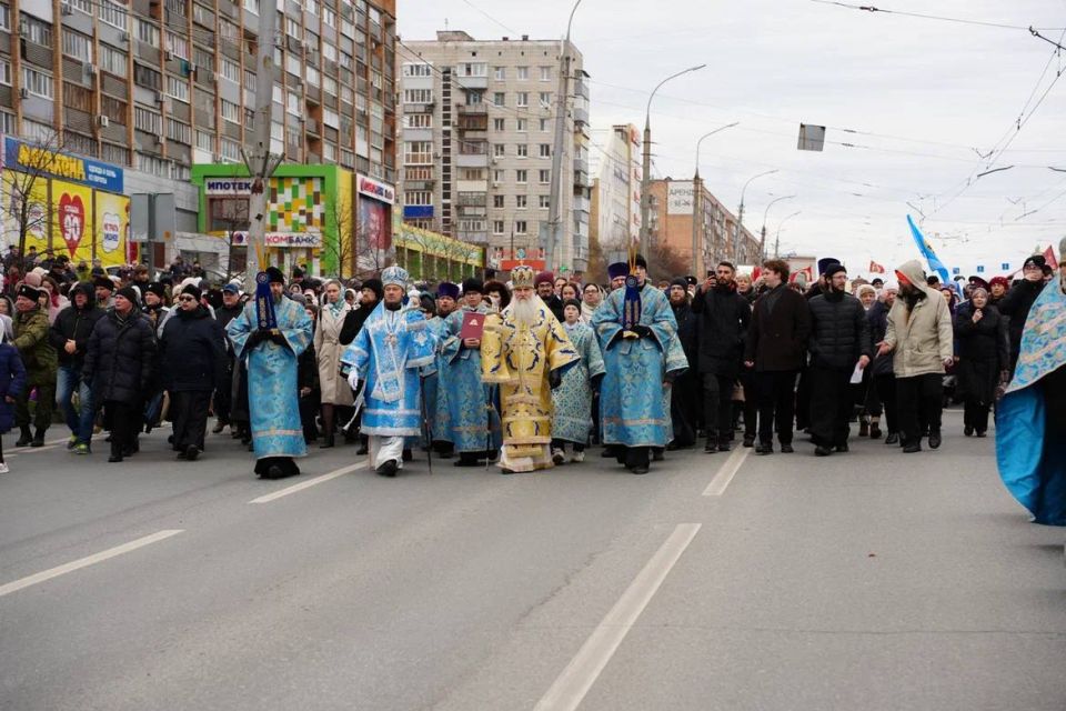Сотрудники регионального МЧС приняли участие в крестном ходе и молебне