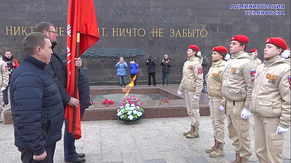 В Ульяновске прошла торжественная передача копии Знамени Победы Республике Татарстан