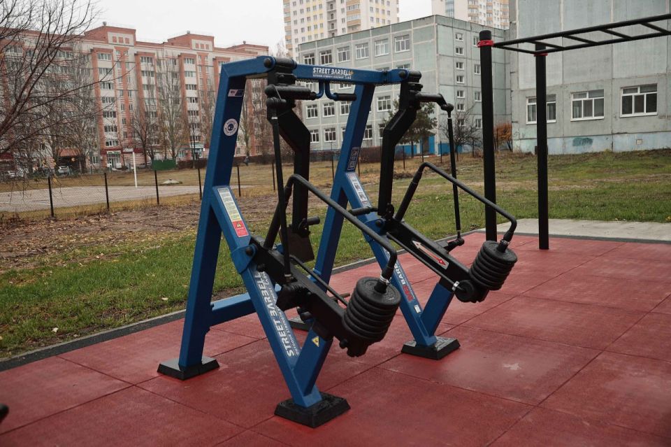 Алексей Русских осмотрел новую спортивную площадку в Заволжском районе Алексей Русских осмотрел новую спортивную площадку в Заволжском районе