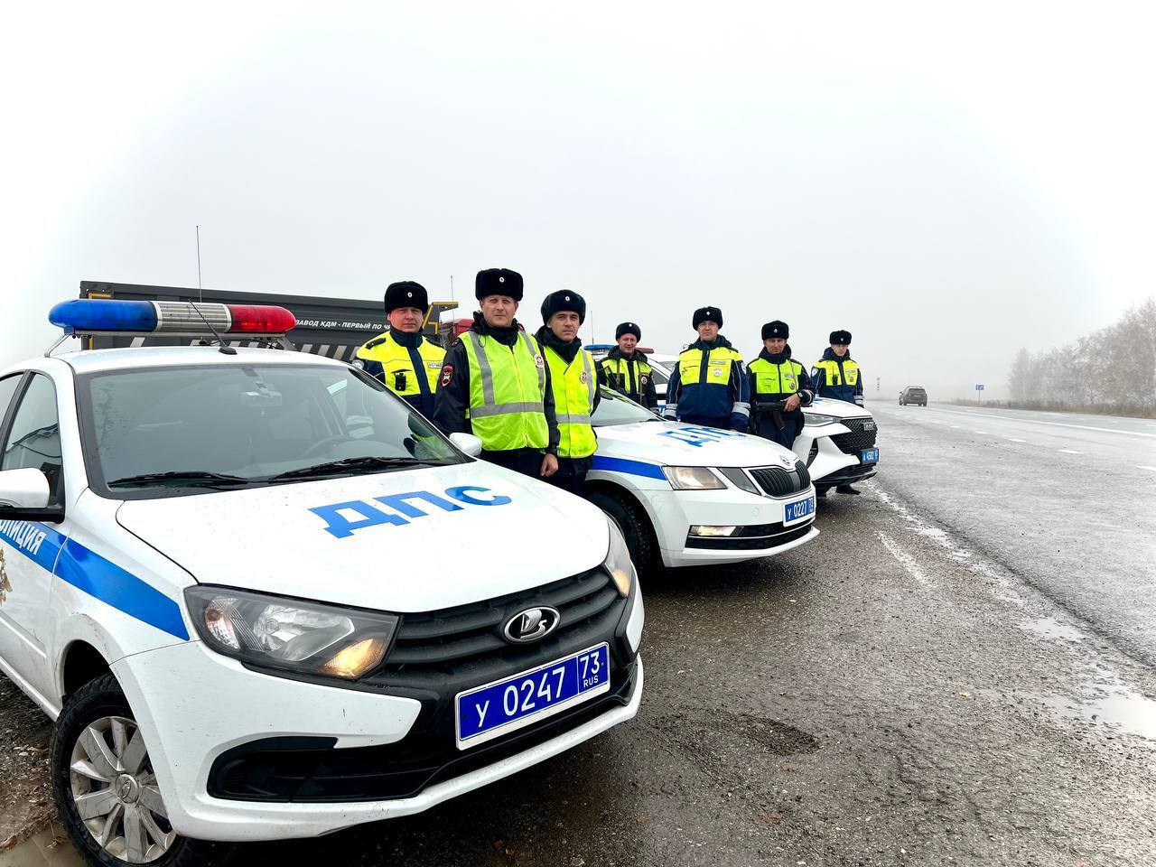 В рамках мероприятия на эвакуаторе был расположен разбитый автомобиль с механическими повреждениями после ДТП - как наглядное напоминание о важности соблюдения правил дорожного движения и культуры поведения на дороге