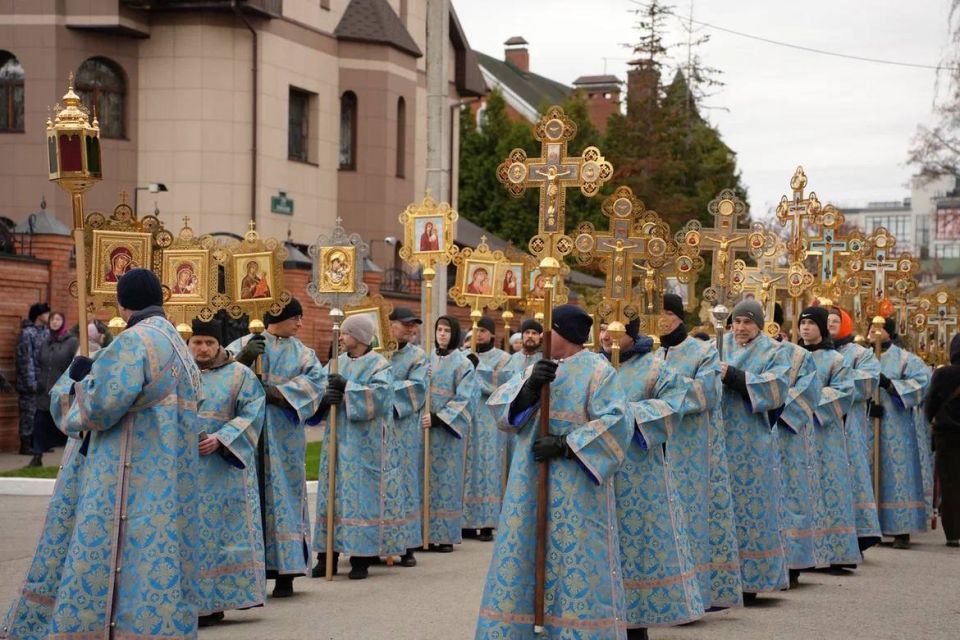 Сотрудники регионального МЧС приняли участие в крестном ходе и молебне Сотрудники регионального МЧС приняли участие в крестном ходе и молебне