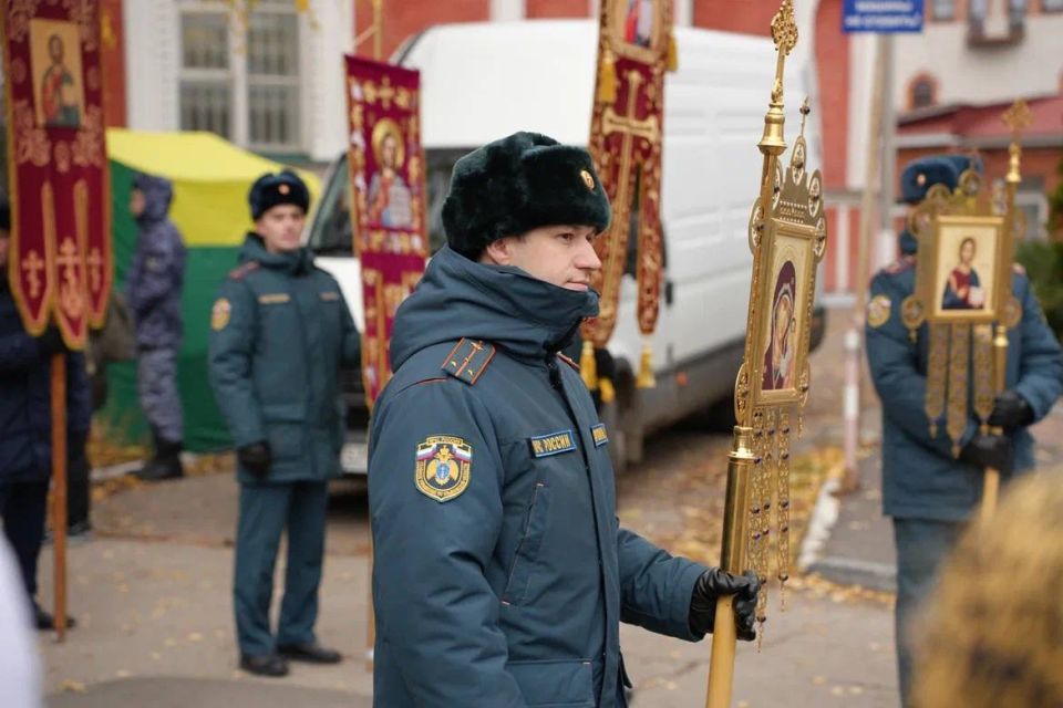 Сотрудники регионального МЧС приняли участие в крестном ходе и молебне Сотрудники регионального МЧС приняли участие в крестном ходе и молебне